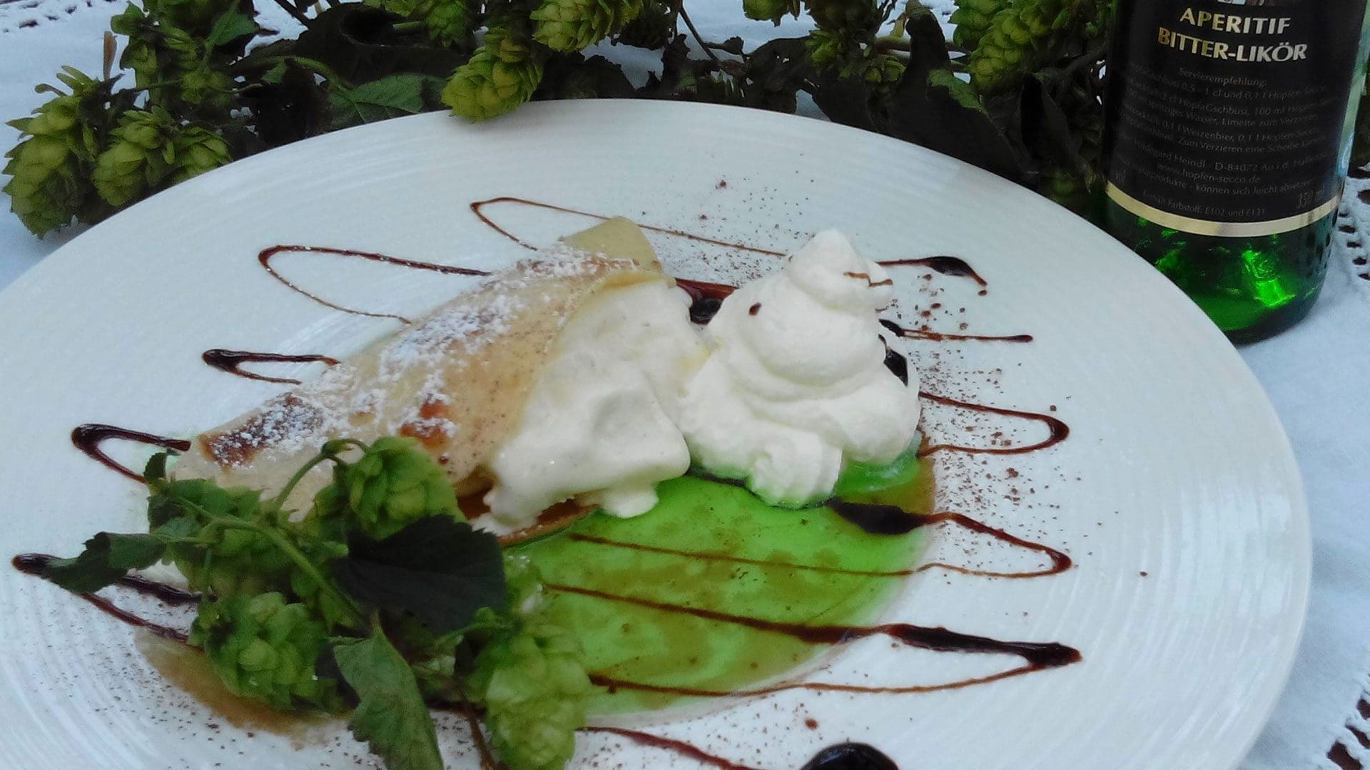 Vanilleeis mit grünem Hopfen-Likör (HopfaGschbusi)