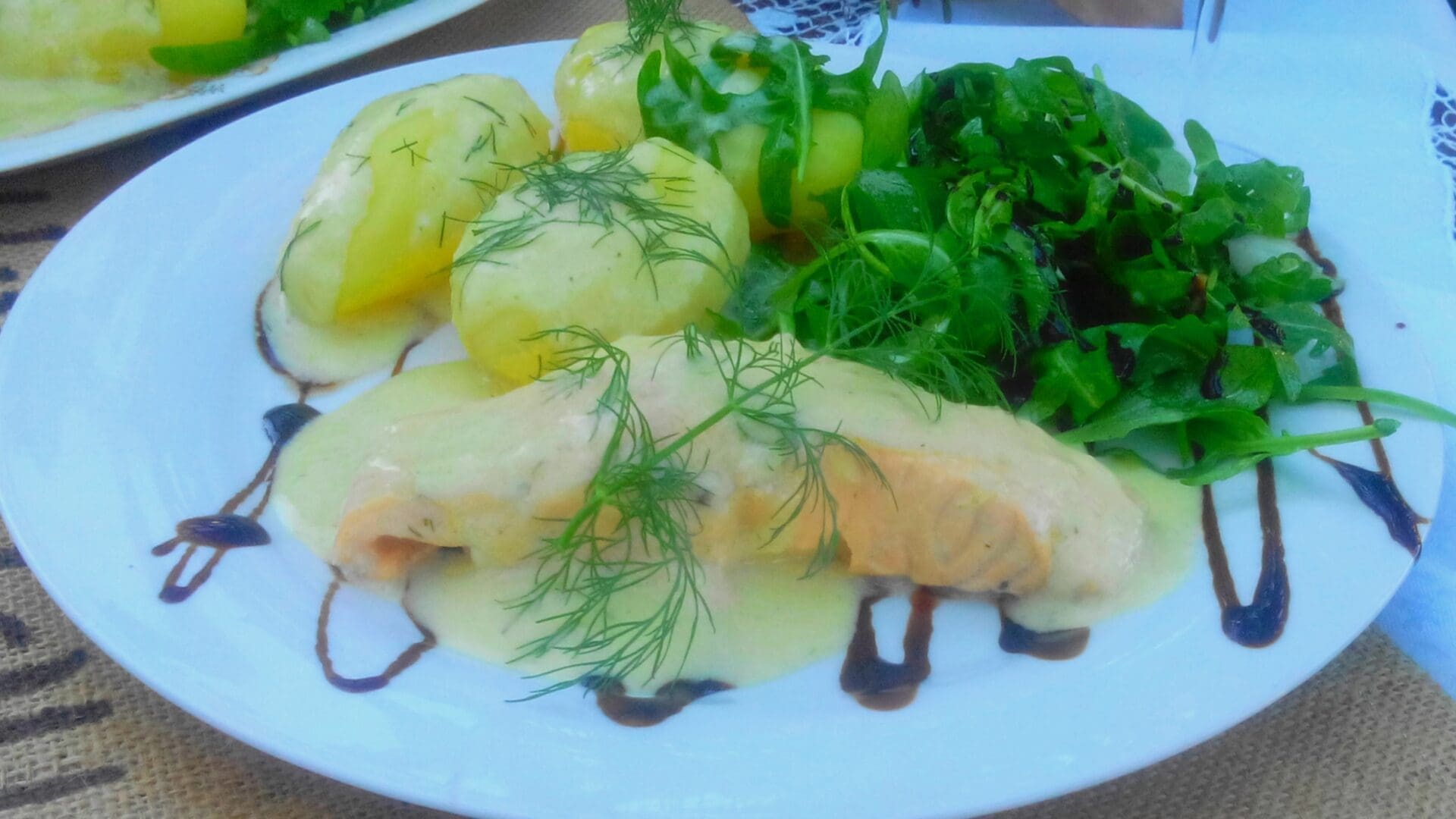 Hopfen-Secco mit Lachs, Salzkartoffeln und Rucola Salat
