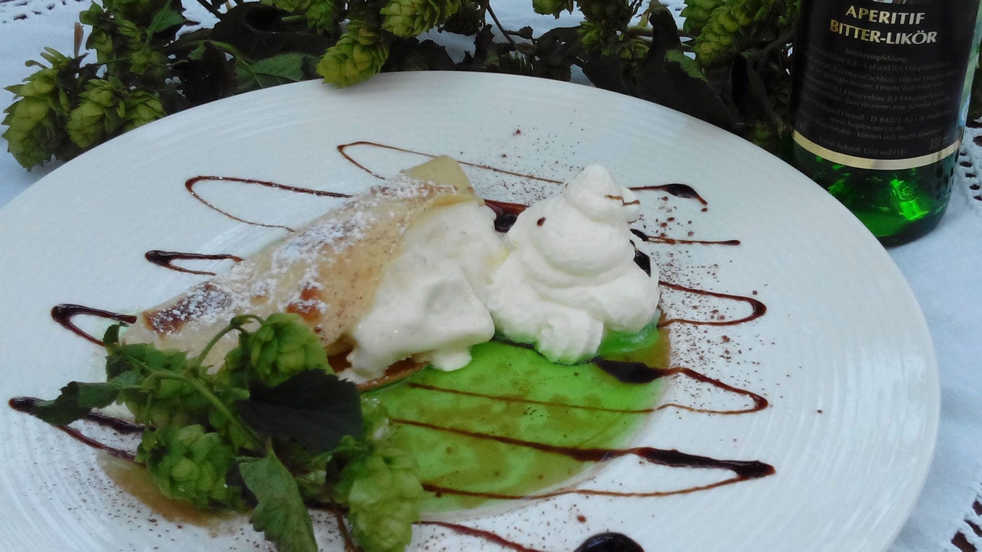 Vanilleeis mit grünem Hopfen-Likör (HopfaGschbusi)